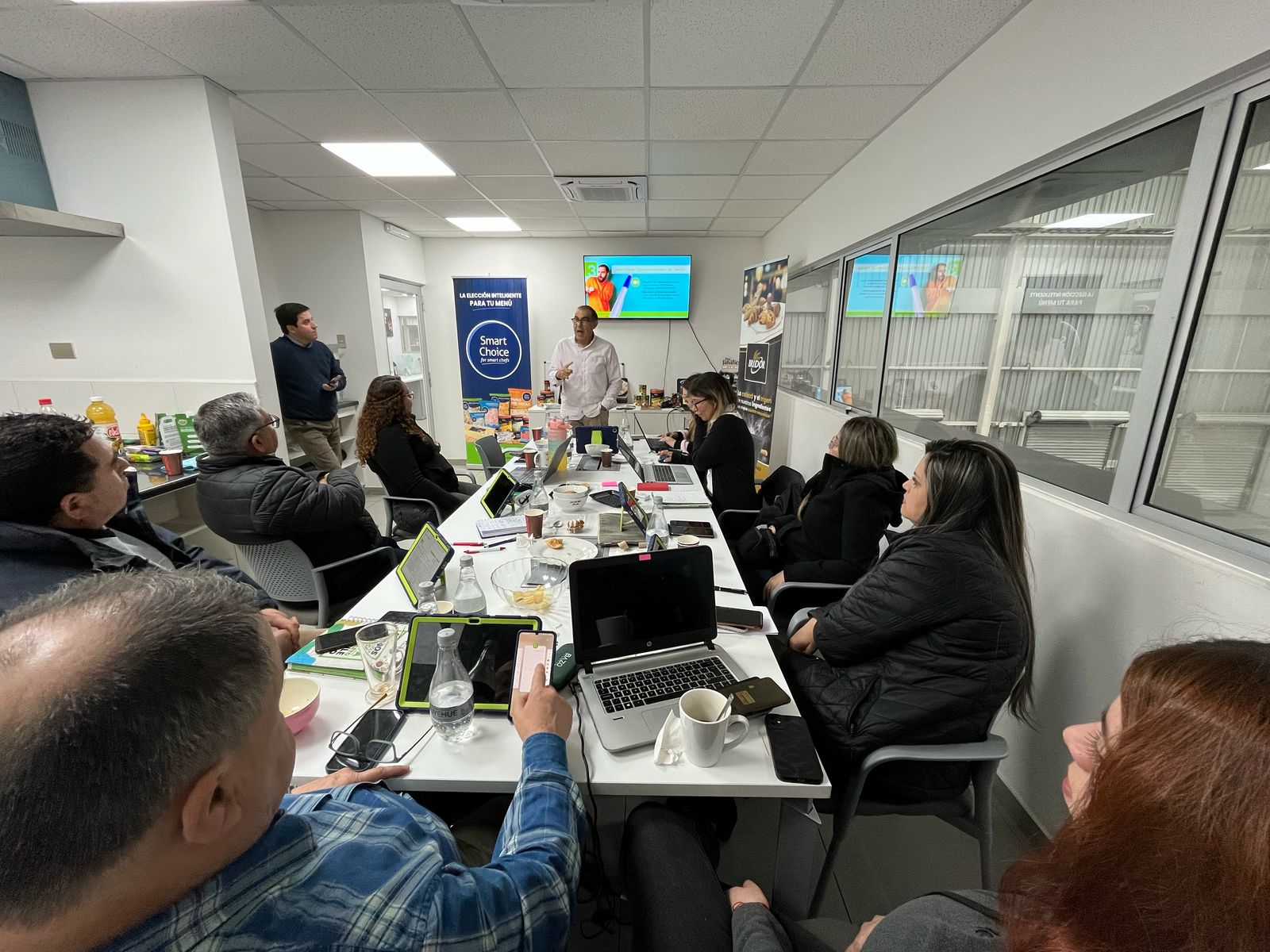✨ GRACIAS Bidfood Chile ✨ Hoy quiero tomar un momento para agradecer profundamente a todo el equipo de Bidfood por abrirme las puertas y confiar en mi trabajo como coach motivacional. 💬✨ Fue un honor acompañarles en este ciclo de charlas enfocado en motivación, actitud y ventas, pilares fundamentales para potenciar el crecimiento individual y colectivo. Durante este ciclo de charlas, tuvimos la oportunidad de compartir herramientas concretas, reflexiones y experiencias en torno a un tema clave: “Los secretos de los mejores vendedores”. Hablamos de propósito, comunicación efectiva y del impacto que tiene nuestra actitud en los resultados. Y, sobre todo, conectamos con lo más importante: las personas. Gracias por escuchar, por compartir sus experiencias y por permitirse reflexionar y crecer en comunidad. ¡Estas instancias no solo inspiran a quienes asisten, también me transforman a mí! 🙌 Seguimos avanzando con convicción, propósito y energía. ¡Vamos por más! hashtag#Motivación hashtag#Ventas hashtag#CoachingEmpresarial hashtag#Liderazgo hashtag#CulturaOrganizacional hashtag#GraciasBidfood hashtag#LosSecretosDeLosMejoresVendedores